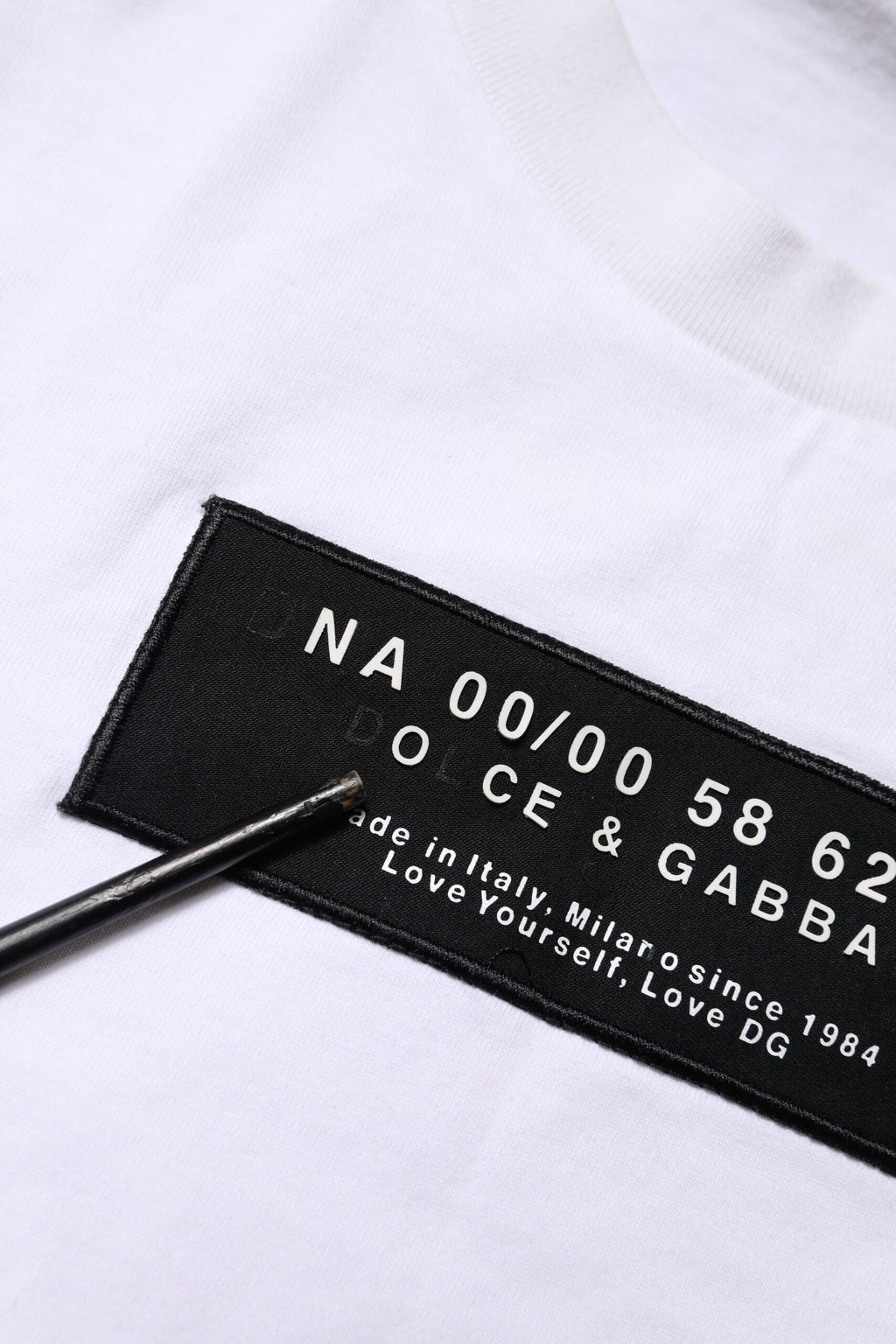 Dolce &amp; Gabbana – Weißes Baumwoll-T-Shirt mit Rundhalsausschnitt und Logo-Patch