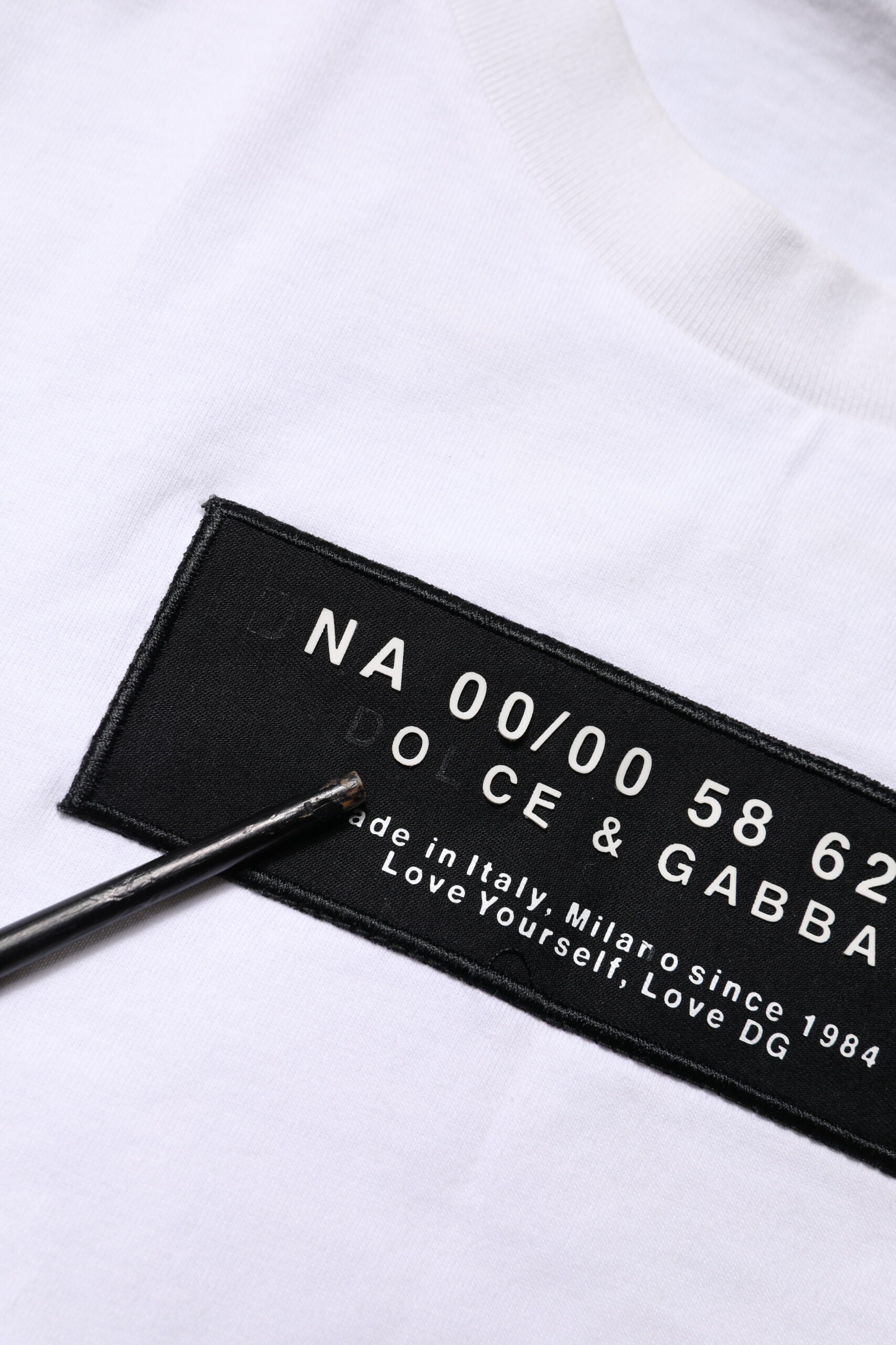 Dolce &amp; Gabbana – Weißes Baumwoll-T-Shirt mit Rundhalsausschnitt und Logo-Patch
