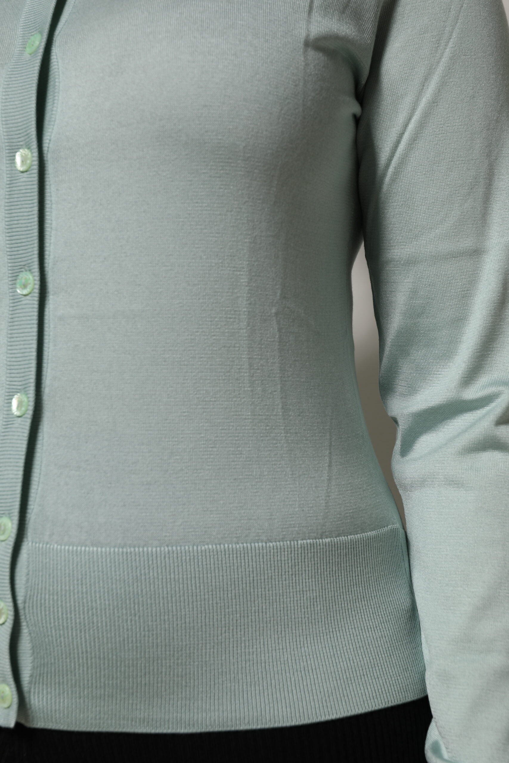 Dolce &amp; Gabbana Hellgrüner Seiden-Cardigan mit Knopfleiste