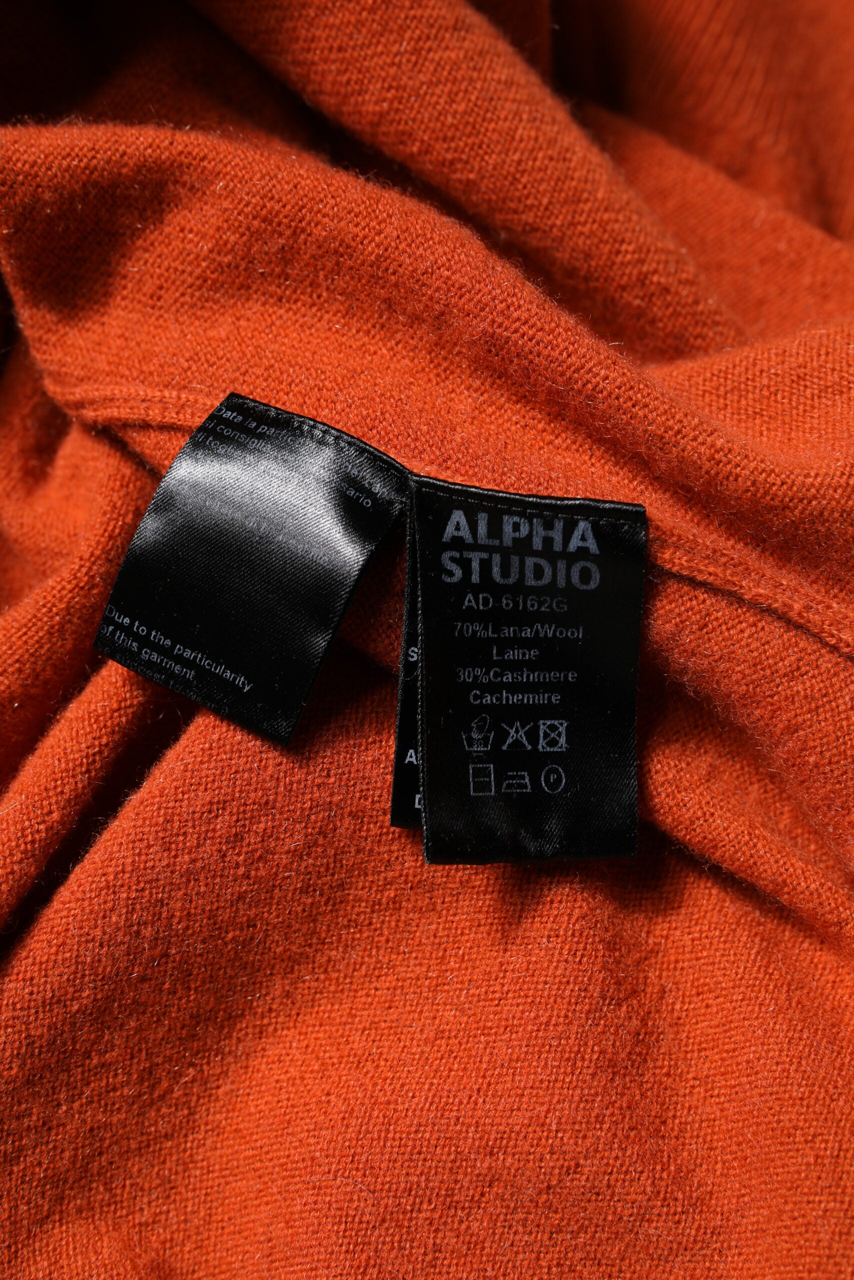 Alpha Studio – Dunkelorangefarbener Rollkragenpullover mit langen Ärmeln