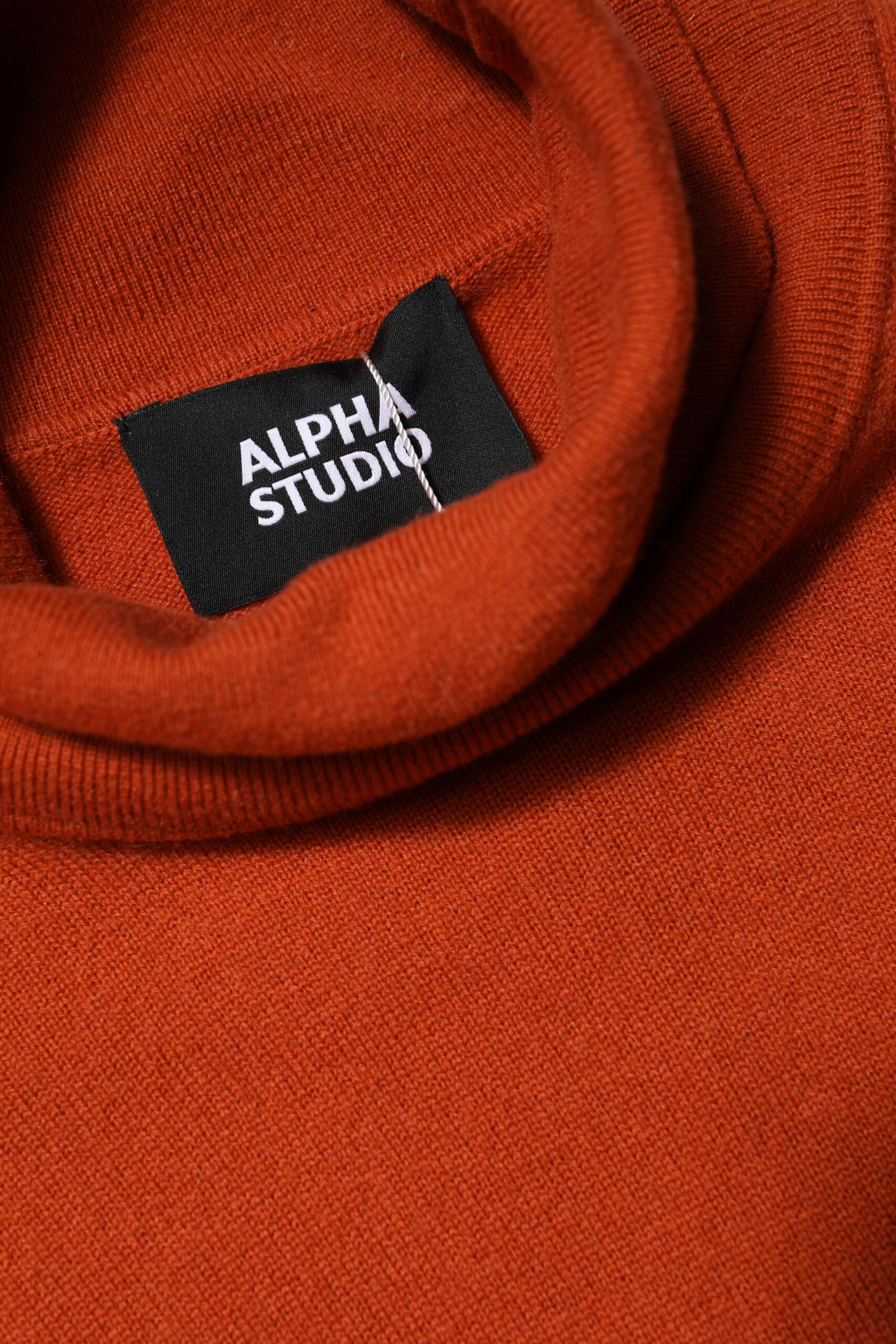 Alpha Studio – Dunkelorangefarbener Rollkragenpullover mit langen Ärmeln