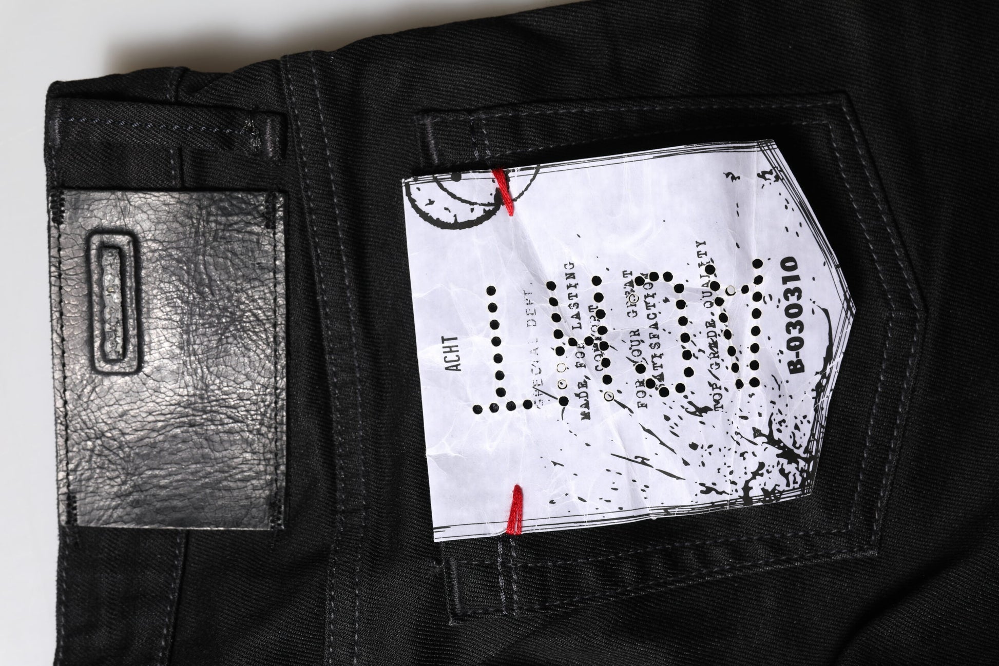Acht – Schwarze Slim Fit-Jeans aus Baumwolldenim mit niedriger Taille