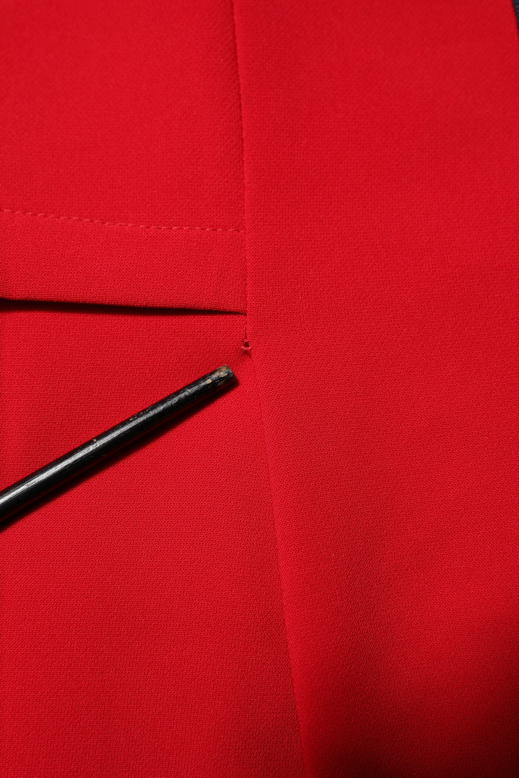 Armani Exchange – Rotes, knielanges Etuikleid mit langen Ärmeln