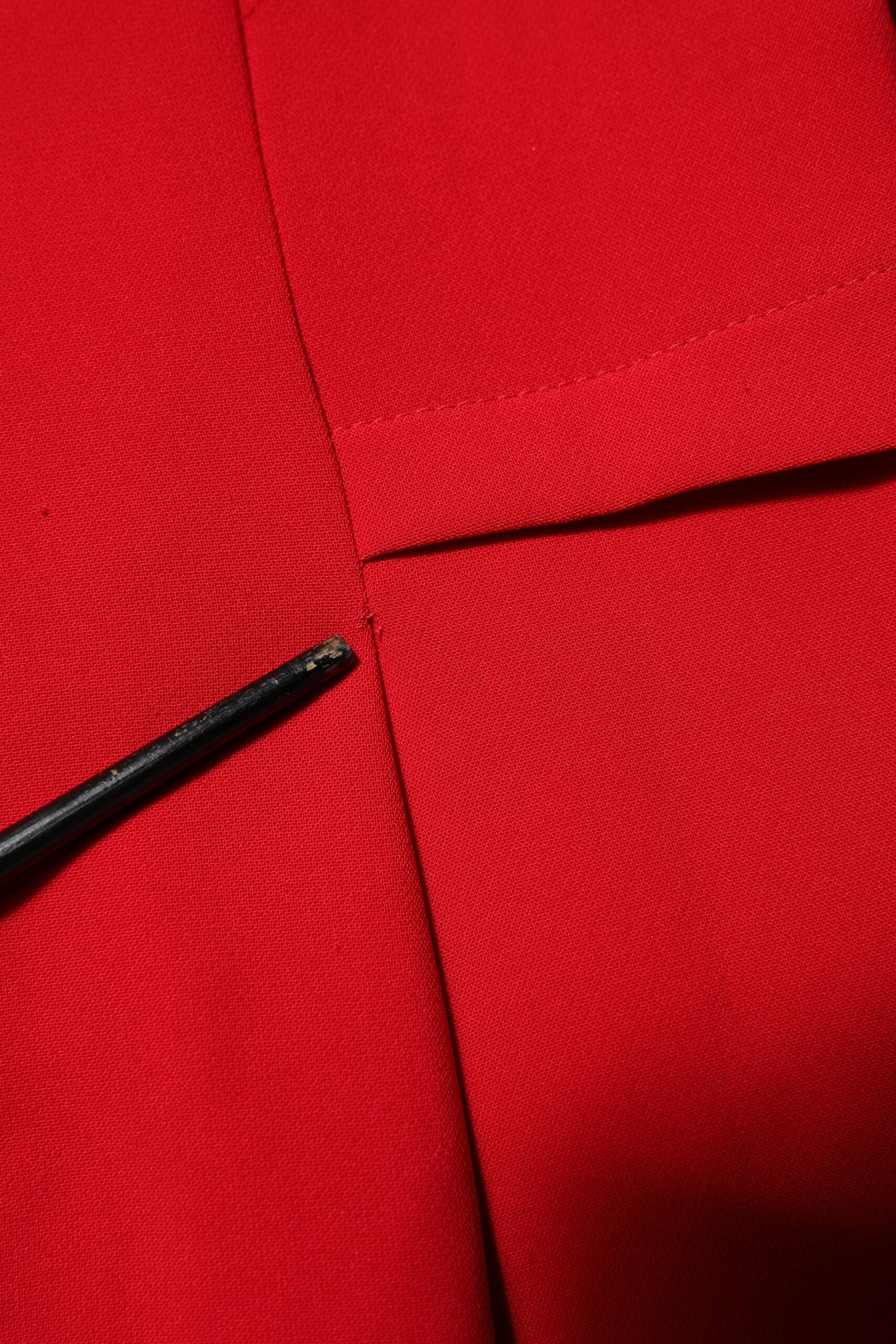 Armani Exchange – Rotes, knielanges Etuikleid mit langen Ärmeln
