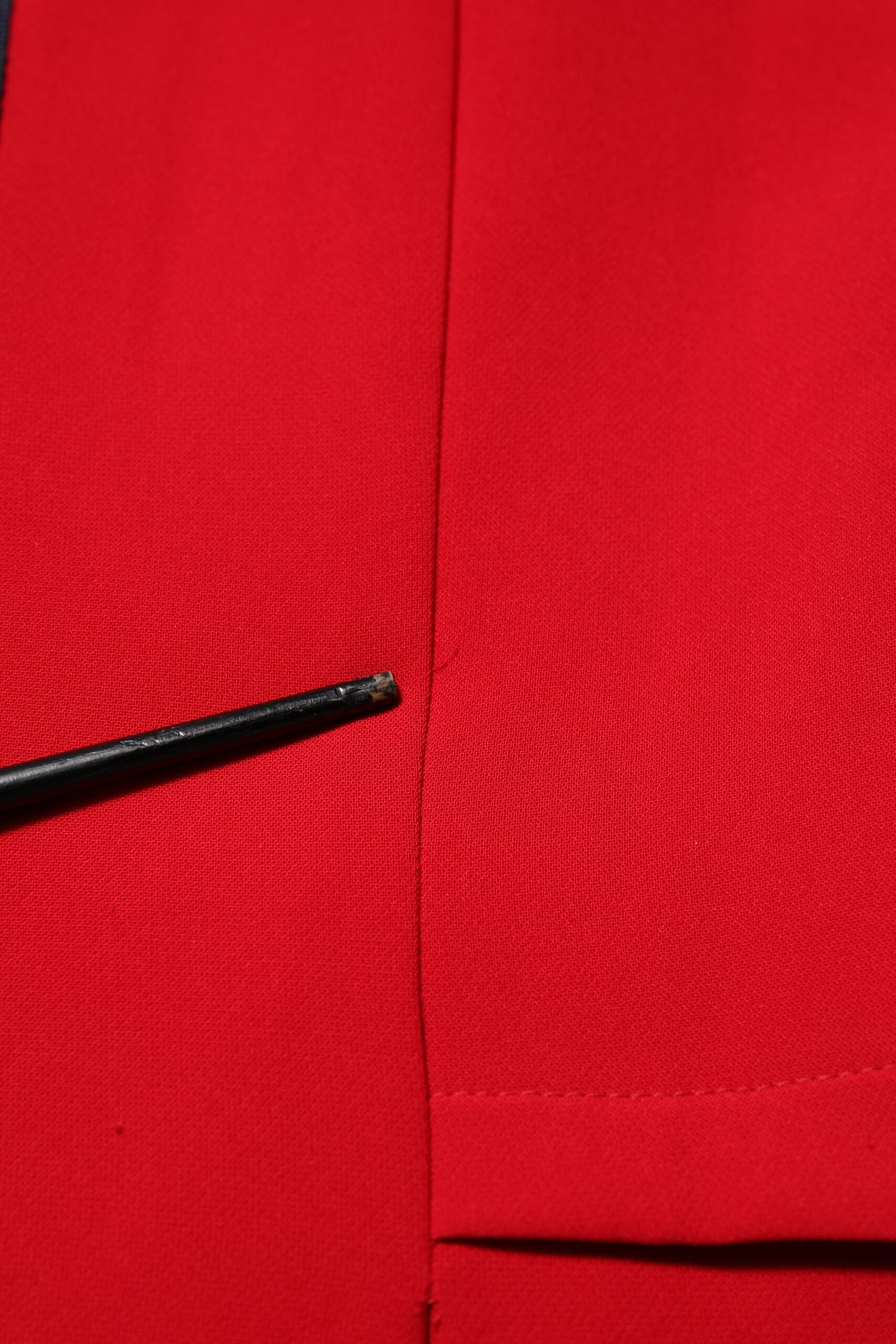 Armani Exchange – Rotes, knielanges Etuikleid mit langen Ärmeln