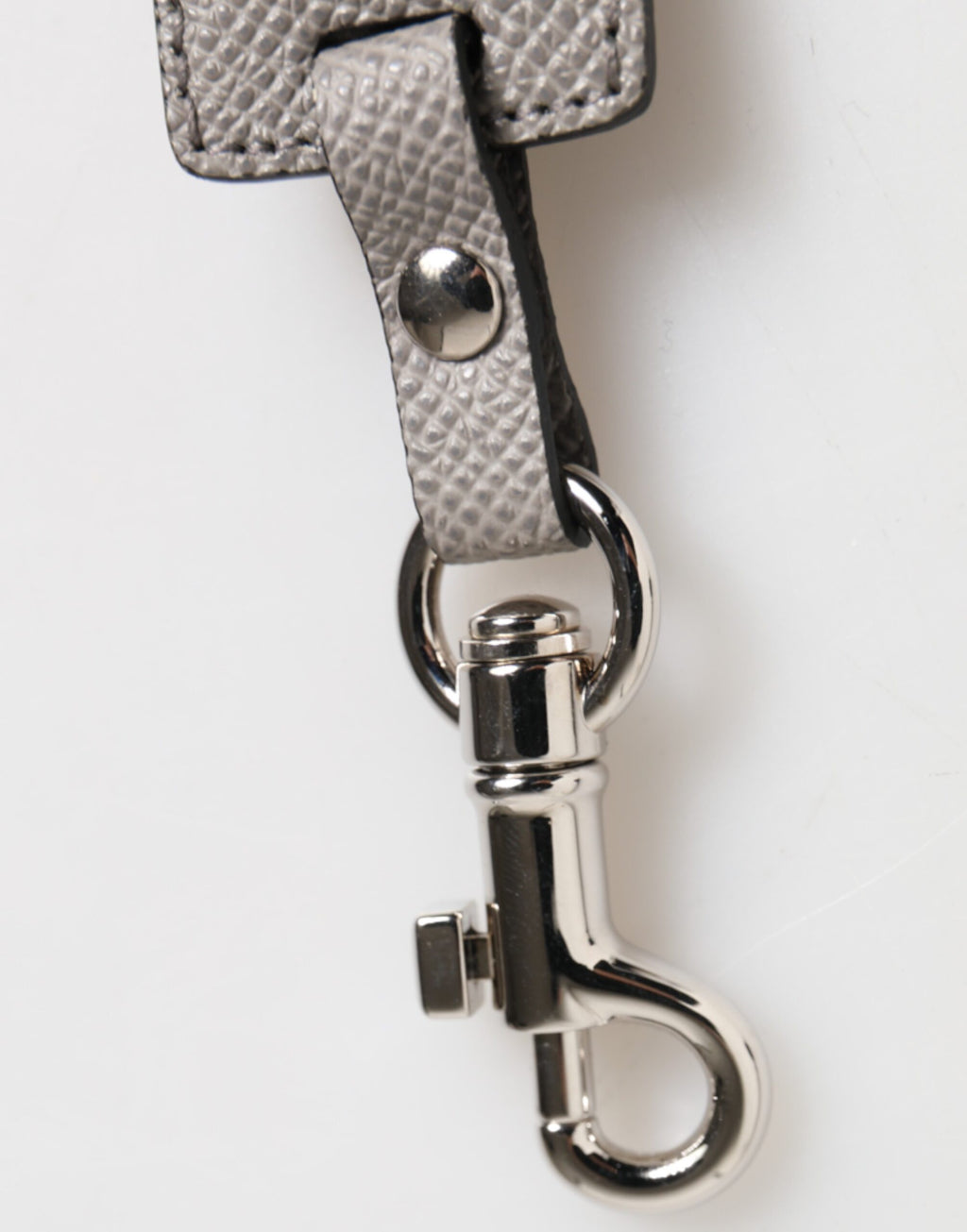 Dolce &amp; Gabbana Schlüsselanhänger mit Logo aus Metall in Grau